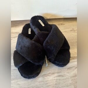 NWT Qupid BLACK FAUX FUR CROSS-BAND SLIDE SLIPPERS | US10